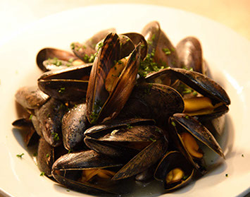 Enjoy fresh Mussels and Seafood at Sea Breezes Seafood restaurant in Portree